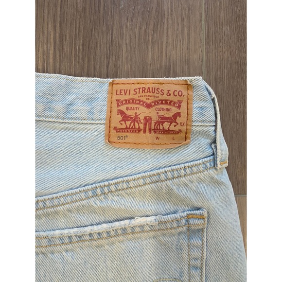 Levi's 501 Women's Size 27 Light Wash Distressed Denim Shorts - Picture 4 of 4